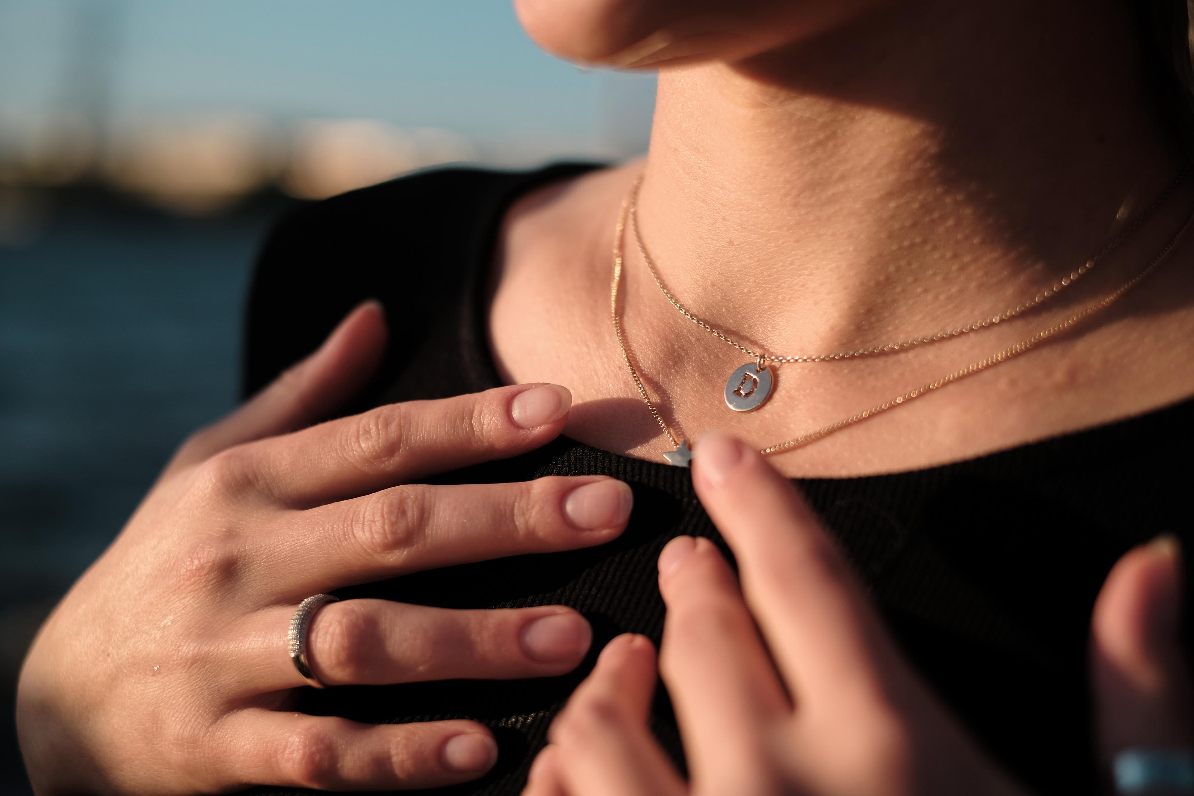 Femme portant un collier de perles d'exception